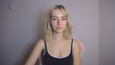 LuciaAdorable live cam on Cam4