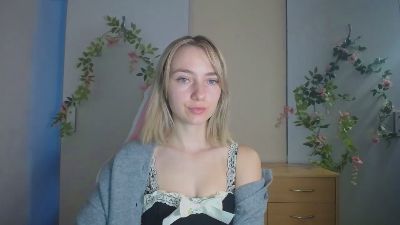 LuciaAdorable live cam on Cam4