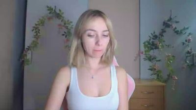LuciaAdorable live cam on Cam4