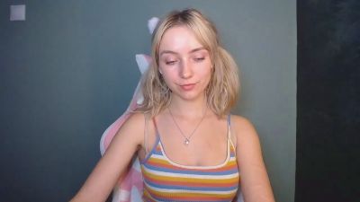 LuciaAdorable live cam on Cam4