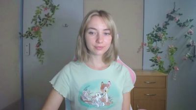 LuciaAdorable live cam on Cam4