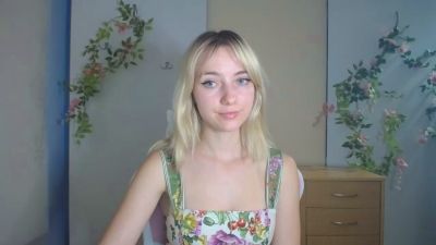 LuciaAdorable live cam on Cam4