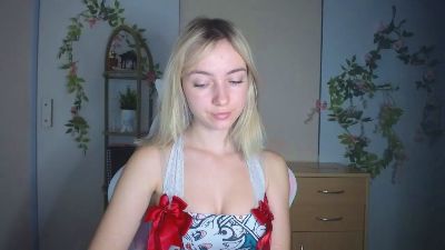 LuciaAdorable live cam on Cam4