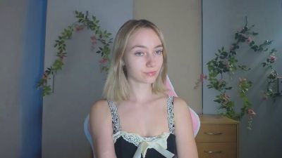 LuciaAdorable live cam on Cam4