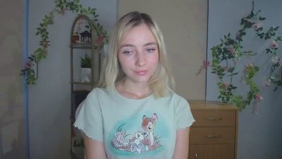 LuciaAdorable live cam on Cam4