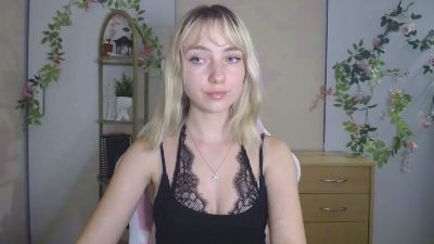 LuciaAdorable live cam on Cam4