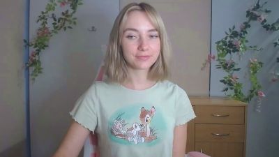LuciaAdorable live cam on Cam4
