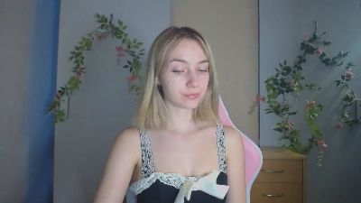 LuciaAdorable live cam on Cam4