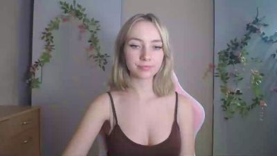 LuciaAdorable live cam on Cam4