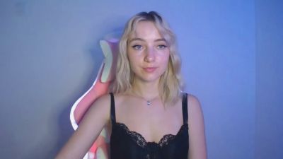 LuciaAdorable live cam on Cam4