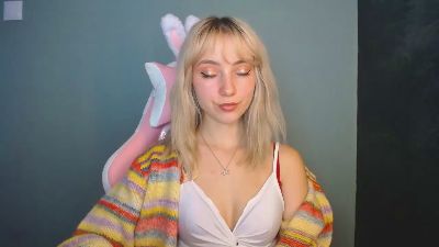LuciaAdorable live cam on Cam4
