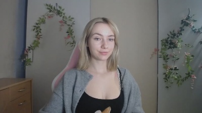 LuciaAdorable live cam on Cam4