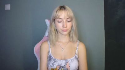 LuciaAdorable live cam on Cam4