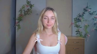 LuciaAdorable live cam on Cam4