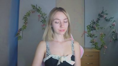 LuciaAdorable live cam on Cam4