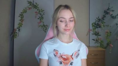 LuciaAdorable live cam on Cam4