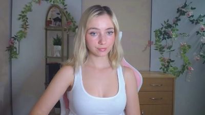 LuciaAdorable live cam on Cam4