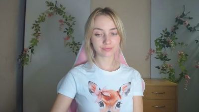 LuciaAdorable live cam on Cam4