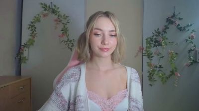 LuciaAdorable live cam on Cam4
