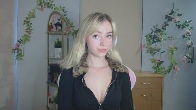 LuciaAdorable live cam on Cam4