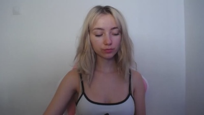 LuciaAdorable live cam on Cam4