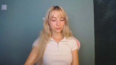 LuciaAdorable live cam on Cam4