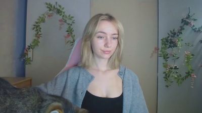 LuciaAdorable live cam on Cam4