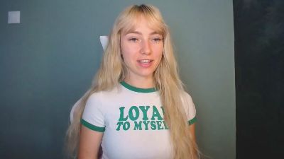 LuciaAdorable live cam on Cam4