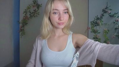 LuciaAdorable live cam on Cam4