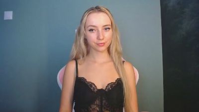 LuciaAdorable live cam on Cam4