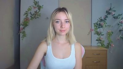LuciaAdorable live cam on Cam4