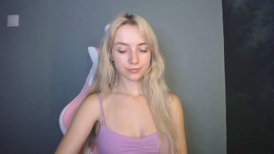 LuciaAdorable live cam on Cam4