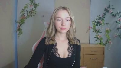 LuciaAdorable live cam on Cam4