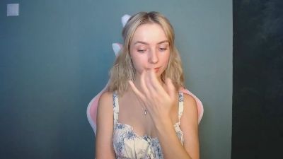 LuciaAdorable live cam on Cam4