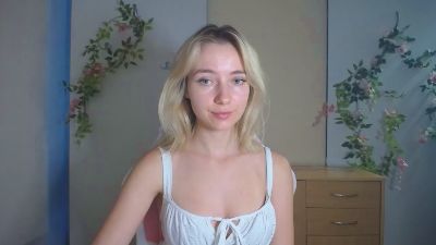 LuciaAdorable live cam on Cam4