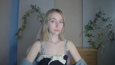LuciaAdorable live cam on Cam4