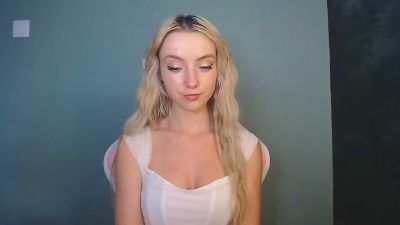 LuciaAdorable live cam on Cam4