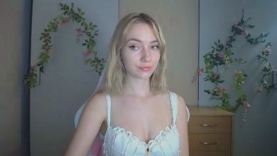 LuciaAdorable live cam on Cam4