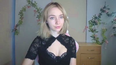 LuciaAdorable live cam on Cam4