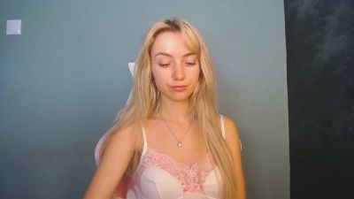 LuciaAdorable live cam on Cam4