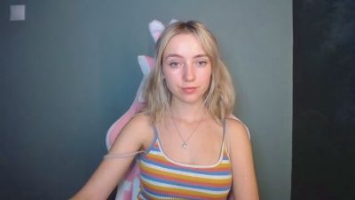 LuciaAdorable live cam on Cam4