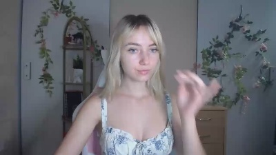 LuciaAdorable live cam on Cam4