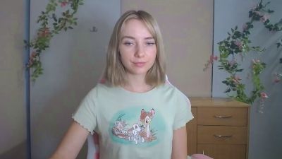 LuciaAdorable live cam on Cam4