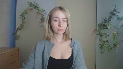 LuciaAdorable live cam on Cam4