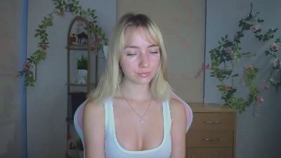 LuciaAdorable live cam on Cam4