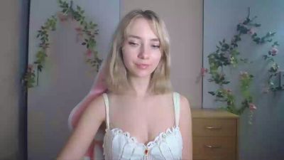 LuciaAdorable live cam on Cam4
