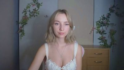 LuciaAdorable live cam on Cam4