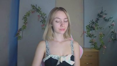 LuciaAdorable live cam on Cam4