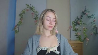 LuciaAdorable live cam on Cam4