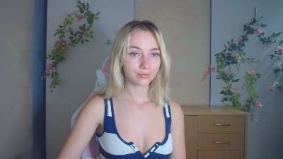 LuciaAdorable live cam on Cam4